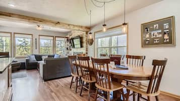 House, Multiple Beds, Hot Tub, Mountain View (A-S-300LP) | Interior