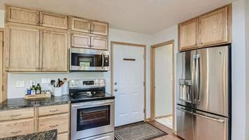 House, Multiple Beds, Hot Tub, Mountain View (A-S-300LP) | Private kitchen