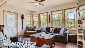 House, Multiple Beds, Hot Tub, Mountain View (A-S-300LP) | Living area