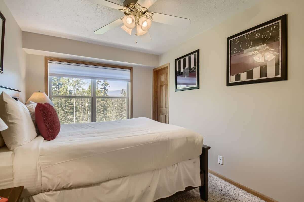 House, Multiple Beds, Hot Tub, Mountain View (A-S-300LP) | 4 bedrooms, individually decorated, individually furnished, bed sheets