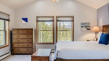 House, Multiple Beds, Hot Tub, Mountain View (A-S-300LP) | View from room