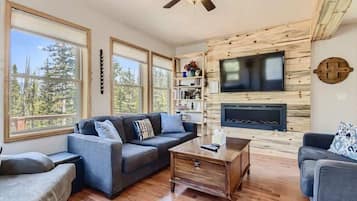House, Multiple Beds, Hot Tub, Mountain View (A-S-300LP) | Living area