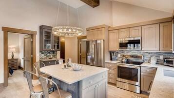 Condo, Multiple Beds, Balcony, Mountain View (A-K-AZ-ES8636) | Private kitchen