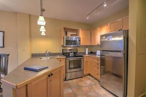 Condo, 1 cama King e sofá-cama, sacada, vista para a montanha (A-K-AZ-SM8175) | Cozinha privada