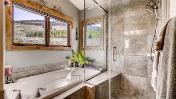 Maison, plusieurs lits, cheminée, vue montagne (A-D-611OG) | Salle de bain | Serviettes fournies