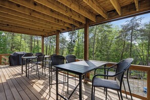 Outdoor dining - Mammoth Lake House | Pet Friendly • Spacious 5BR! (Mammoth Cave)