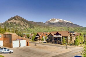 A mountain town with a fire station, residential buildings, and a clear view of a snow-capped mountain. - Amazing Heart of Frisco Condo (Frisco)