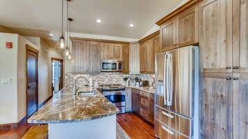 Condo, Multiple Beds, Fireplace, Mountain View (A-F-BBP1) | Private kitchen
