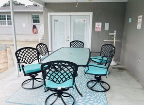 Outdoor dining - Efficiency with Private Entrance in New Port Richey with AC and shared pool (New Port Richey)
