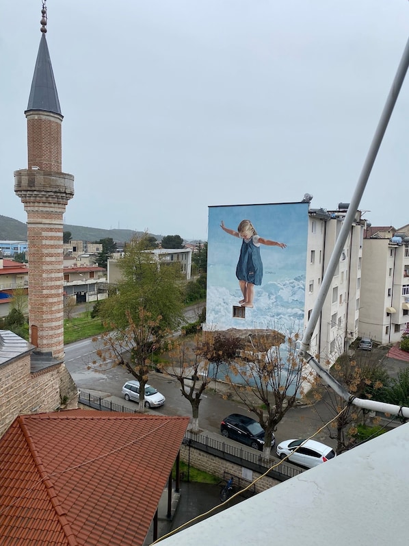 Un bâtiment doté d’une tour imposante et d’une grande fresque murale extérieure.