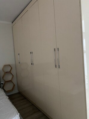 Tabla de planchar con plancha, wifi, ropa de cama