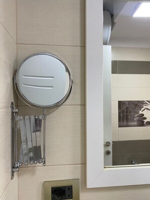 Ducha, secador de pelo, bidé y toallas