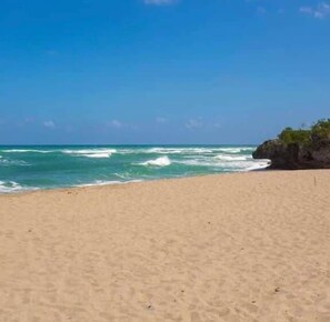 A sandy beach with waves and a clear sky. - Villa Bella Laguna | Beach Access (Sosúa)