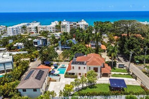 A residential area with modern buildings, a swimming pool, and a view of the ocean. - Villa Bella Laguna | Beach Access (Sosúa)
