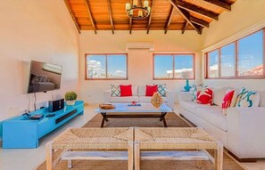 TV, stereo - Villa Bella Laguna Beach Access 6 Bedrooms with bonus Staff Room (Sosúa)