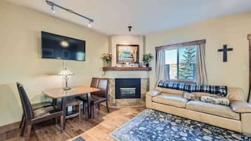 Condo, 1 Queen Bed, Fireplace, Mountain View (A-D-LHC9) | Living area