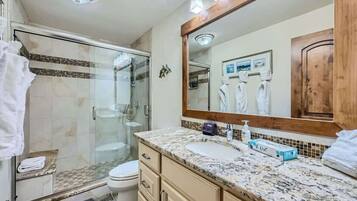 Appart'hÎtel, 1 grand lit, cheminée, vue montagne (A-D-LHC9) | Salle de bain | Serviettes fournies