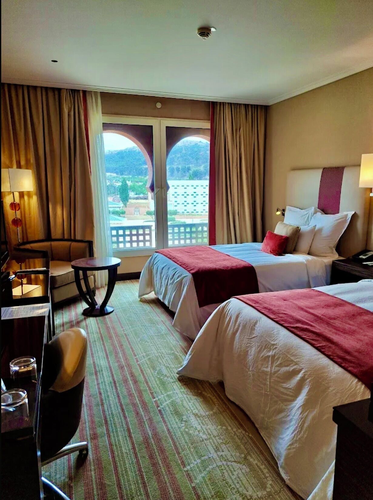 Chambre Deluxe Double ou avec lits jumeaux, vue colline | Literie de qualité supérieure, minibar, bureau