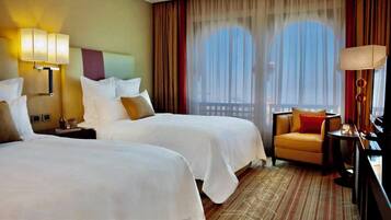 Chambre Deluxe double ou avec lits jumeaux, vue sur la colline | Literie de qualité, minibar, bureau