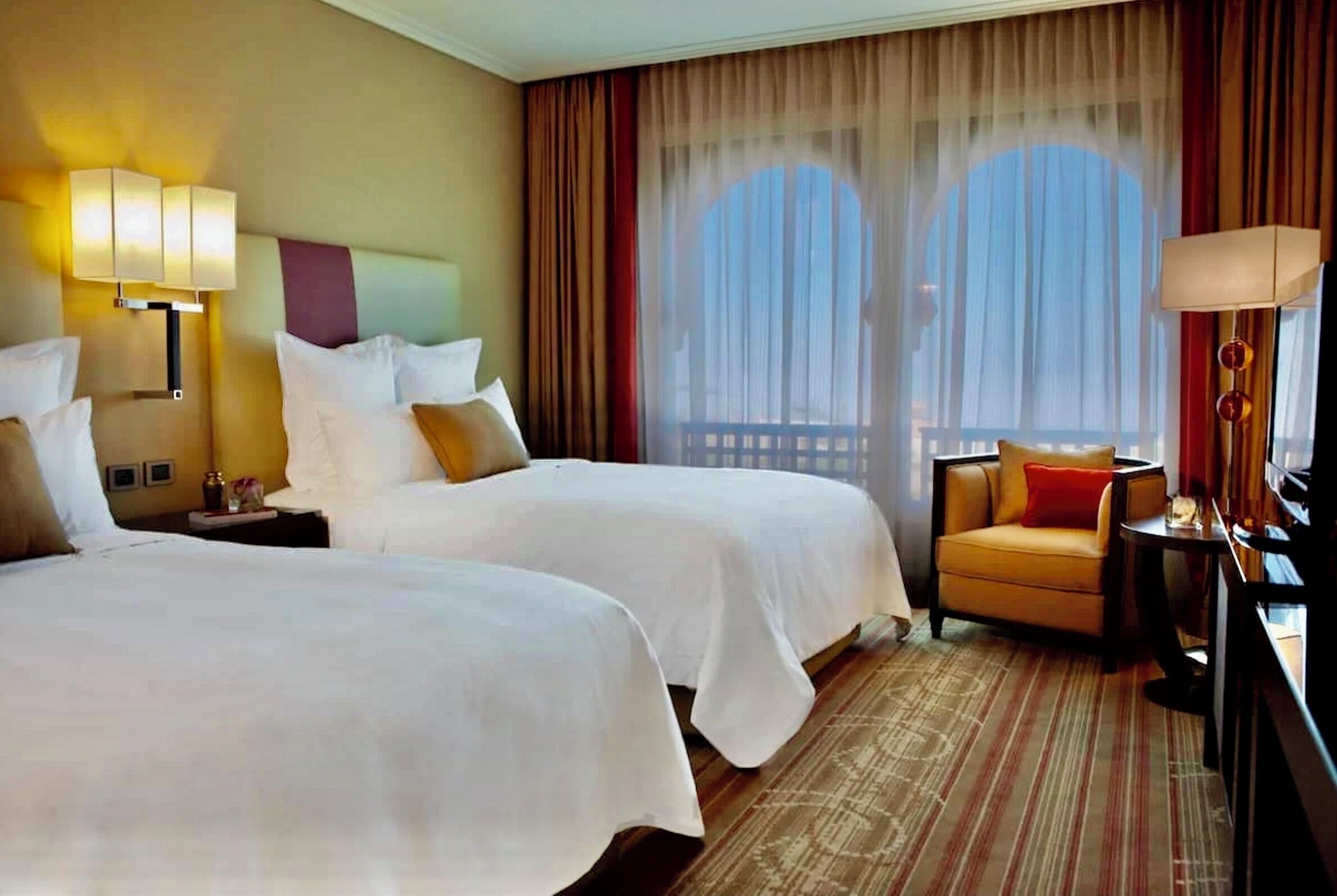 Chambre Deluxe double ou avec lits jumeaux, vue sur la colline | Literie de qualité, minibar, bureau