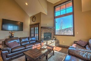 View from room - Minutes From World Class Ski Resorts, Hot Tub! (Silverthorne)