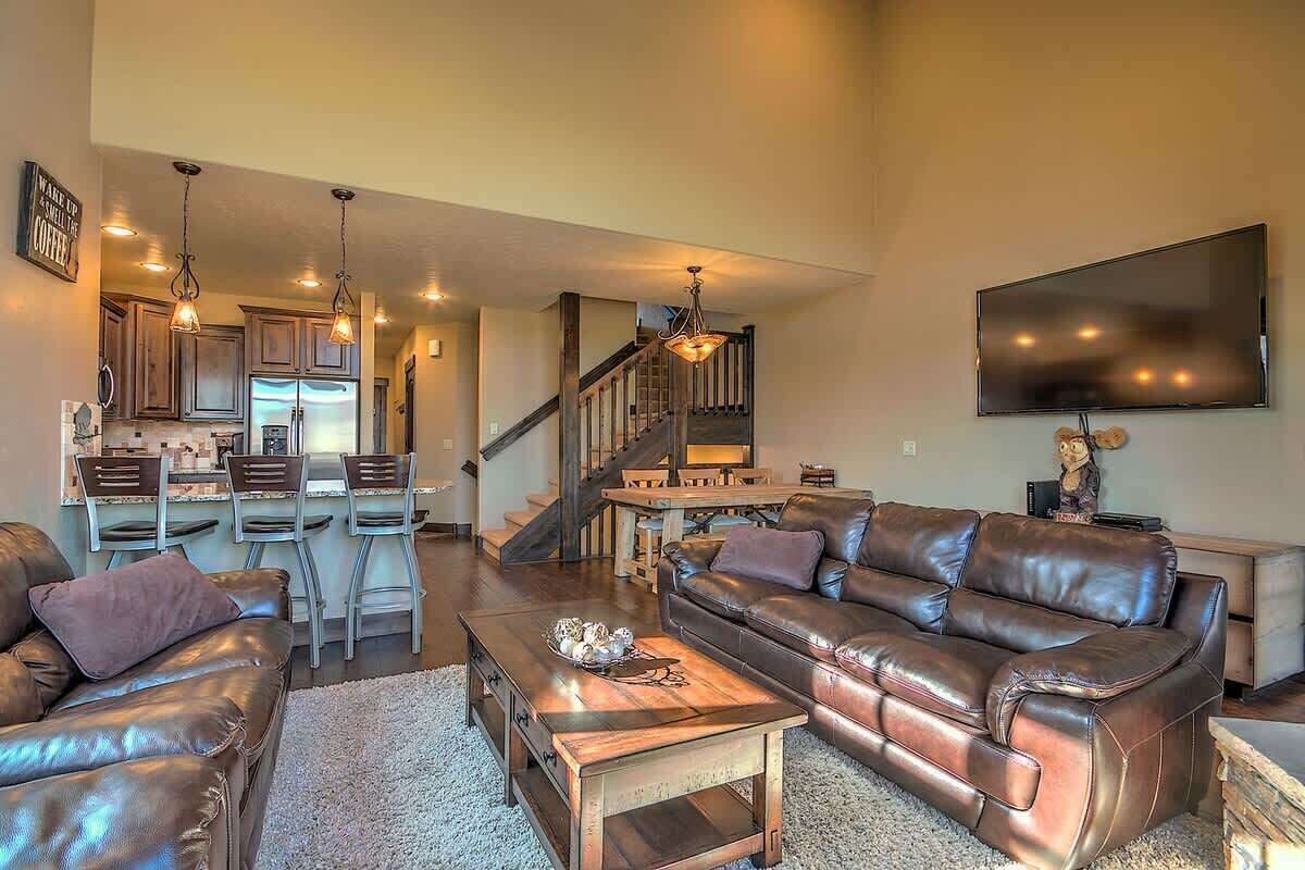 Townhome, Multiple Beds, Hot Tub, Mountain View (A-S-RR60A) | Living area