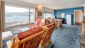 Una habitación con vistas al mar, un comedor y una cocina.