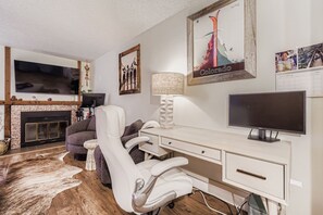 Interior - Frisco Hotspot - Hot Tub & More, Sleeps 4 (Frisco)