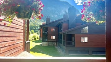 Condo, Plusieurs lits, balcon, vue sur la montagne (A-F-MSC131) | Vue de la chambre