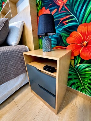 Escritorio, wifi gratis y ropa de cama 