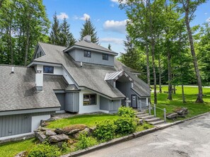 Exterior - Fully renovated with a designer`s touch. Skip the dated `ski cabin` for a sleep, boutique feel. (Killington)