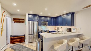 Fridge, microwave, oven, stovetop - Fully renovated with a designer`s touch. Skip the dated `ski cabin` for a sleep, boutique feel. (Killington)