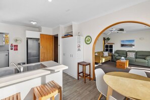 Interior - Get Away By The Green - Cromwell Holiday Home (Cromwell)