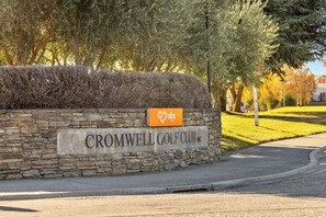 Property grounds - Get Away By The Green - Cromwell Holiday Home (Cromwell)