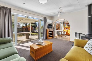 TV - Get Away By The Green - Cromwell Holiday Home (Cromwell)