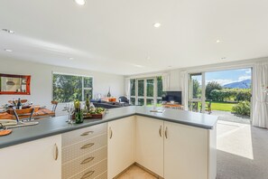 Interior - Vineyard View - Blenheim Holiday Home (Blenheim)