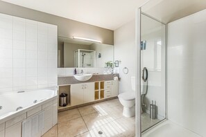Shower, hair dryer - Vineyard View - Blenheim Holiday Home (Blenheim)