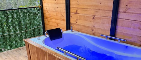 Bain à remous extérieur