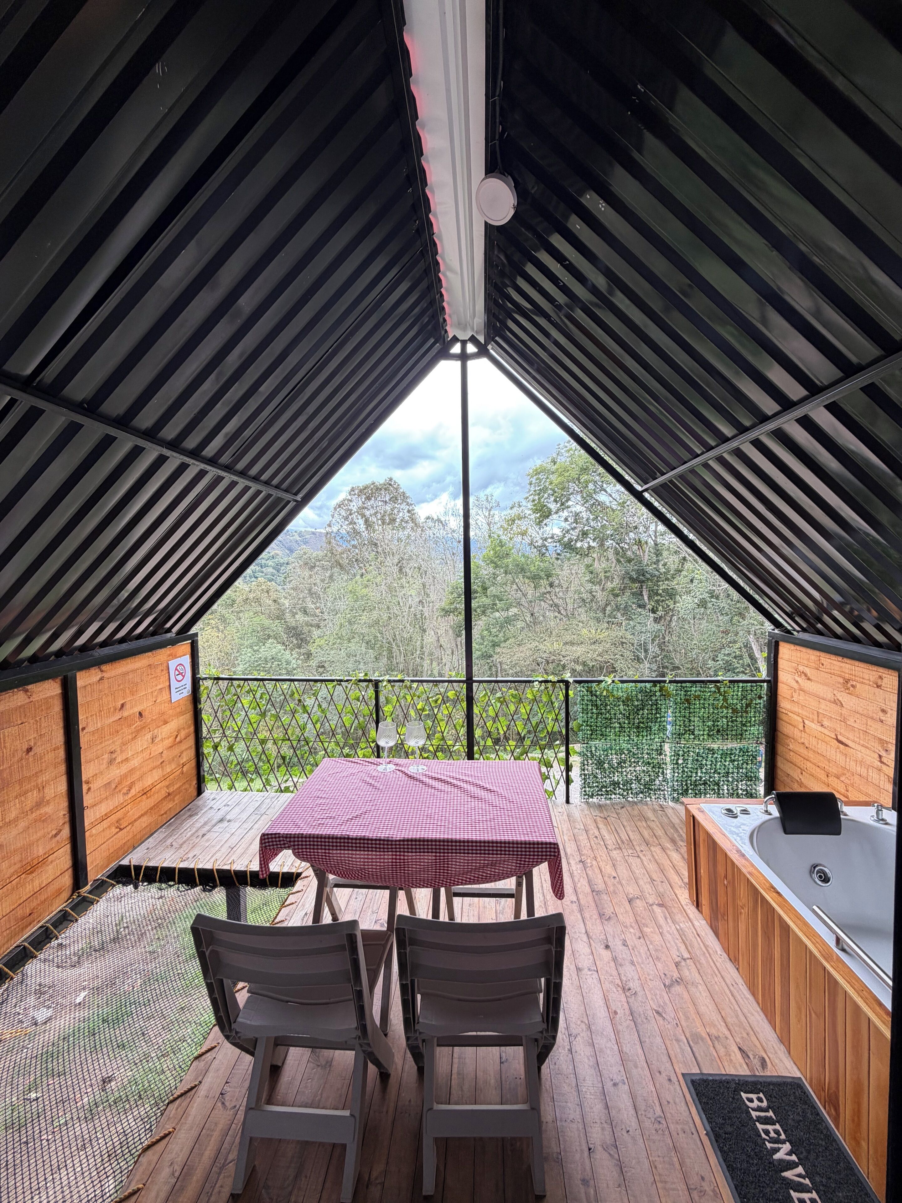Cabaña de lujo, vista a la montaña | Área de sala de estar | Televisión de pantalla plana de 32 pulgadas con canales vía satélite 