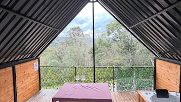 Cabaña de lujo, vista a la montaña | Área de sala de estar | Televisión de pantalla plana de 32 pulgadas con canales vía satélite