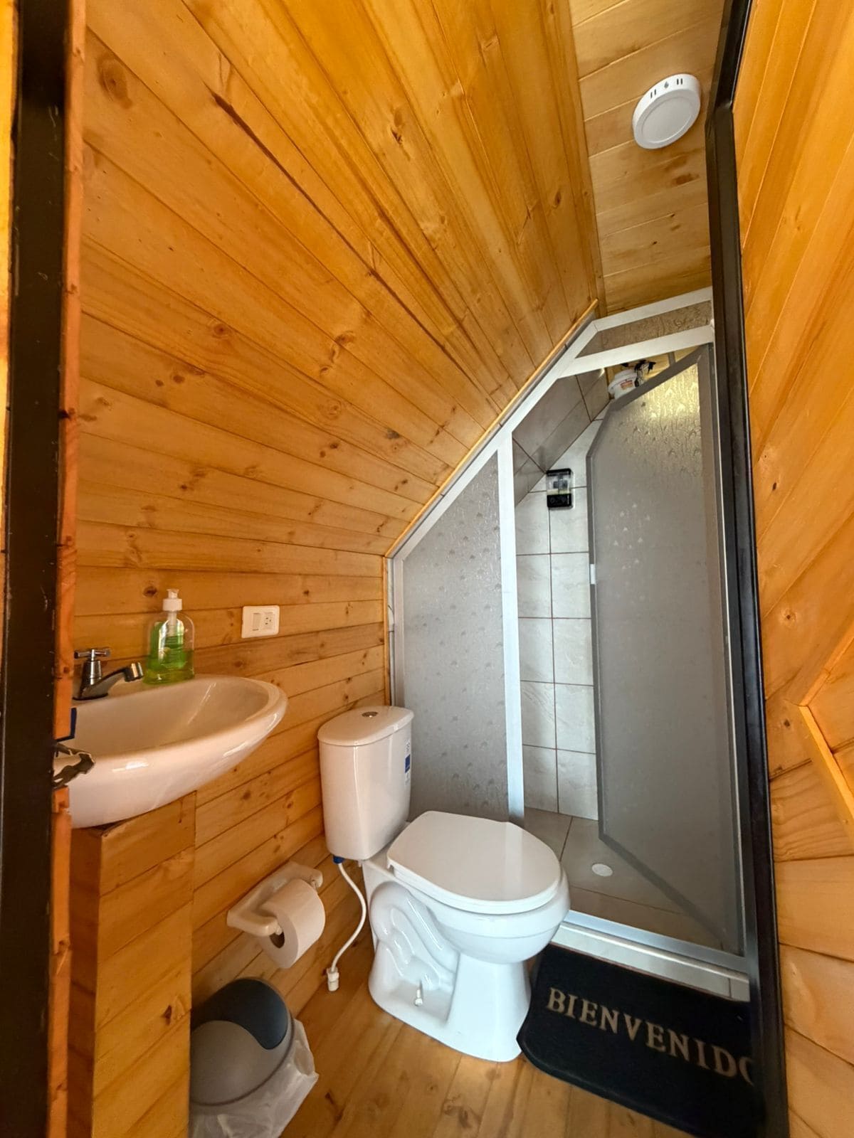 Toalettartikler (inkludert), håndklær, såpe og sjampo