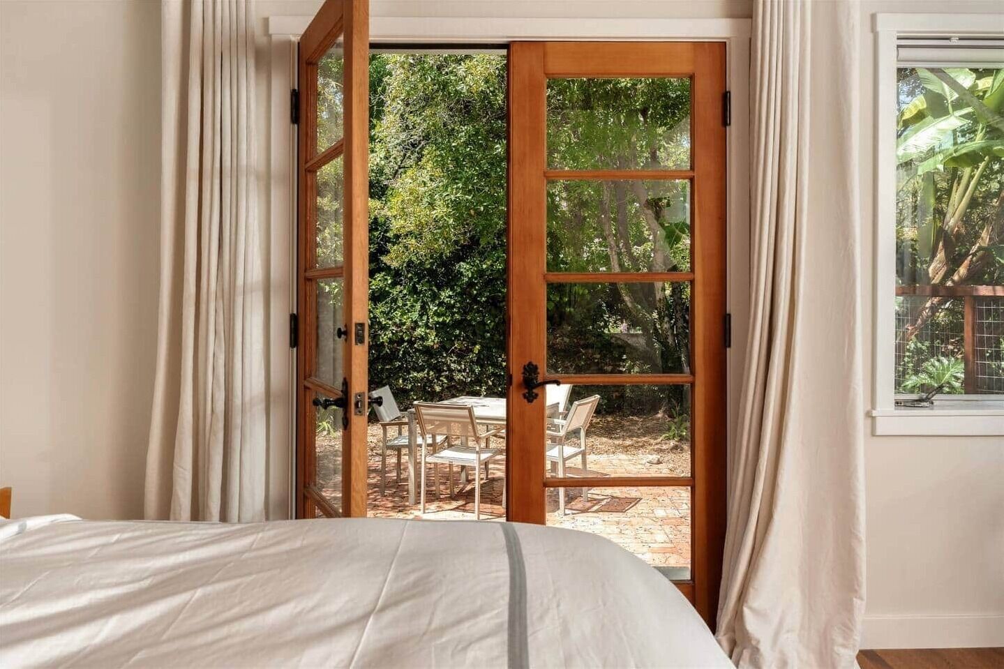 WiFi, bed sheets