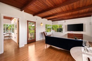 TV - Casa Nopal 1 BD Cottage in Santa Barbara (Santa Barbara)