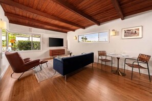 TV - Casa Nopal 1 BD Cottage in Santa Barbara (Santa Barbara)