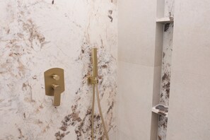 Een douche, een haardroger, handdoeken, zeep