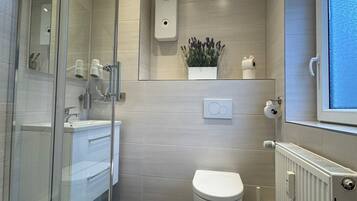 Comfort-Einzelzimmer, Blick auf den Innenhof | Badezimmer
