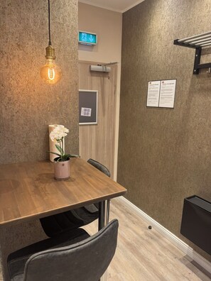 Comfort-Doppelzimmer, Blick auf den Innenhof | Speisen