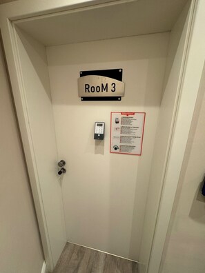 Comfort Double Room, City View | Interior - Suite-Pauli (Hamburg)