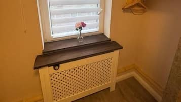 Chambre Simple Confort, vue cour intérieure | Intérieur