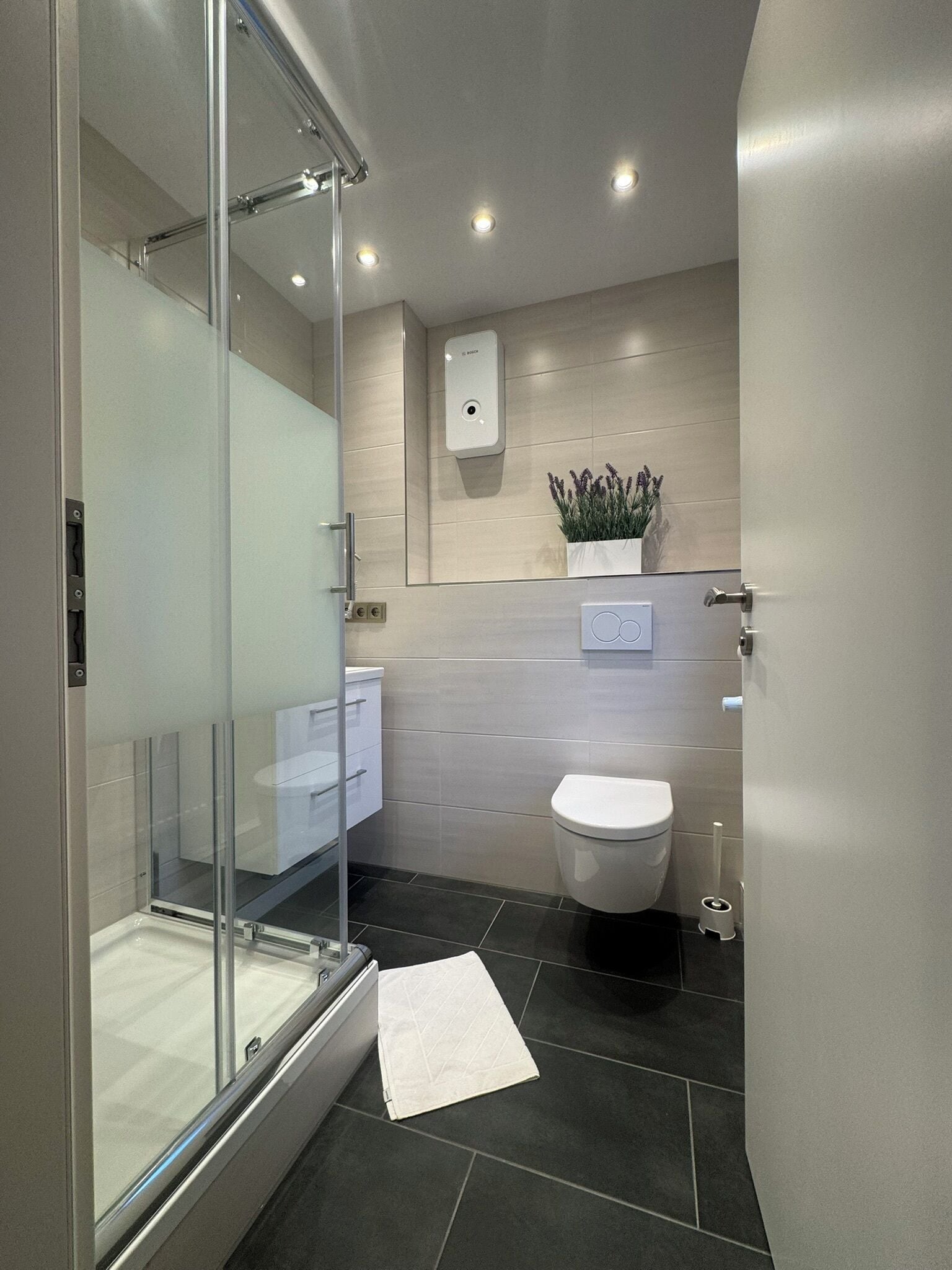 Chambre Simple Confort, vue cour intérieure | Salle de bain
